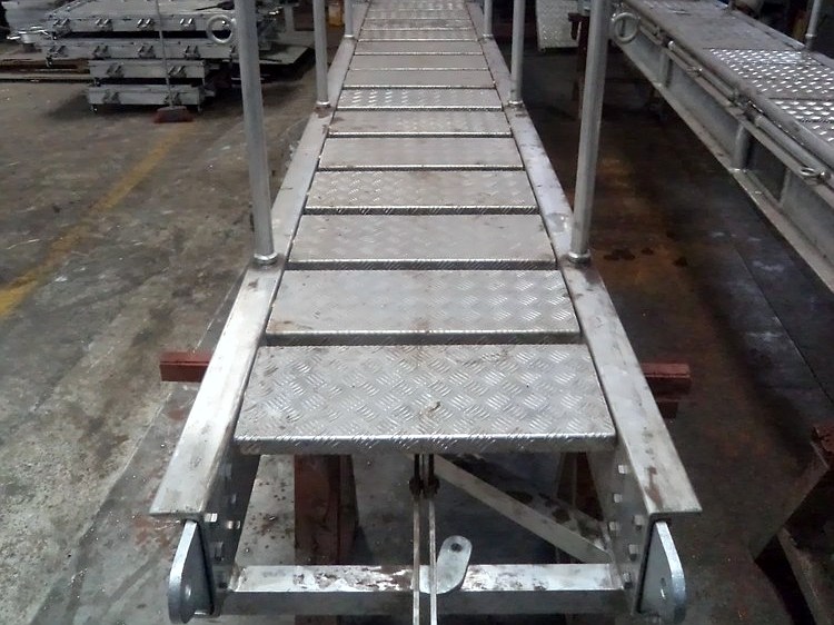 Accommodation ladder lower platform, curved steps and bottom rollers