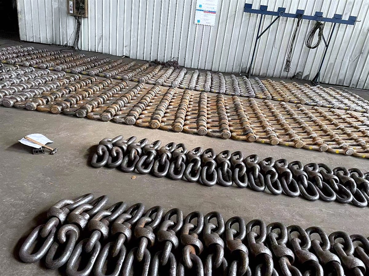 Kenter shackles, joining shackles and chain links laid out
