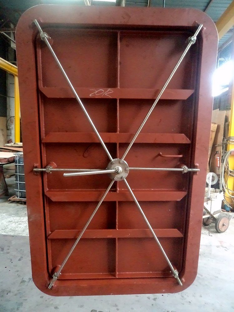 Large watertight door with cross-braced quick-acting gear