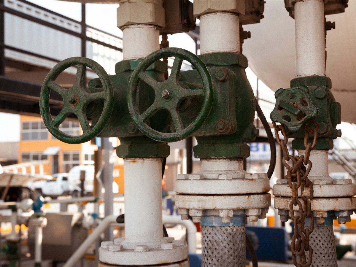 Flanged gate valves on a pipe run
