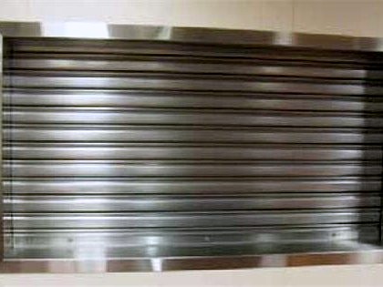 Roller shutter fitted in its opening