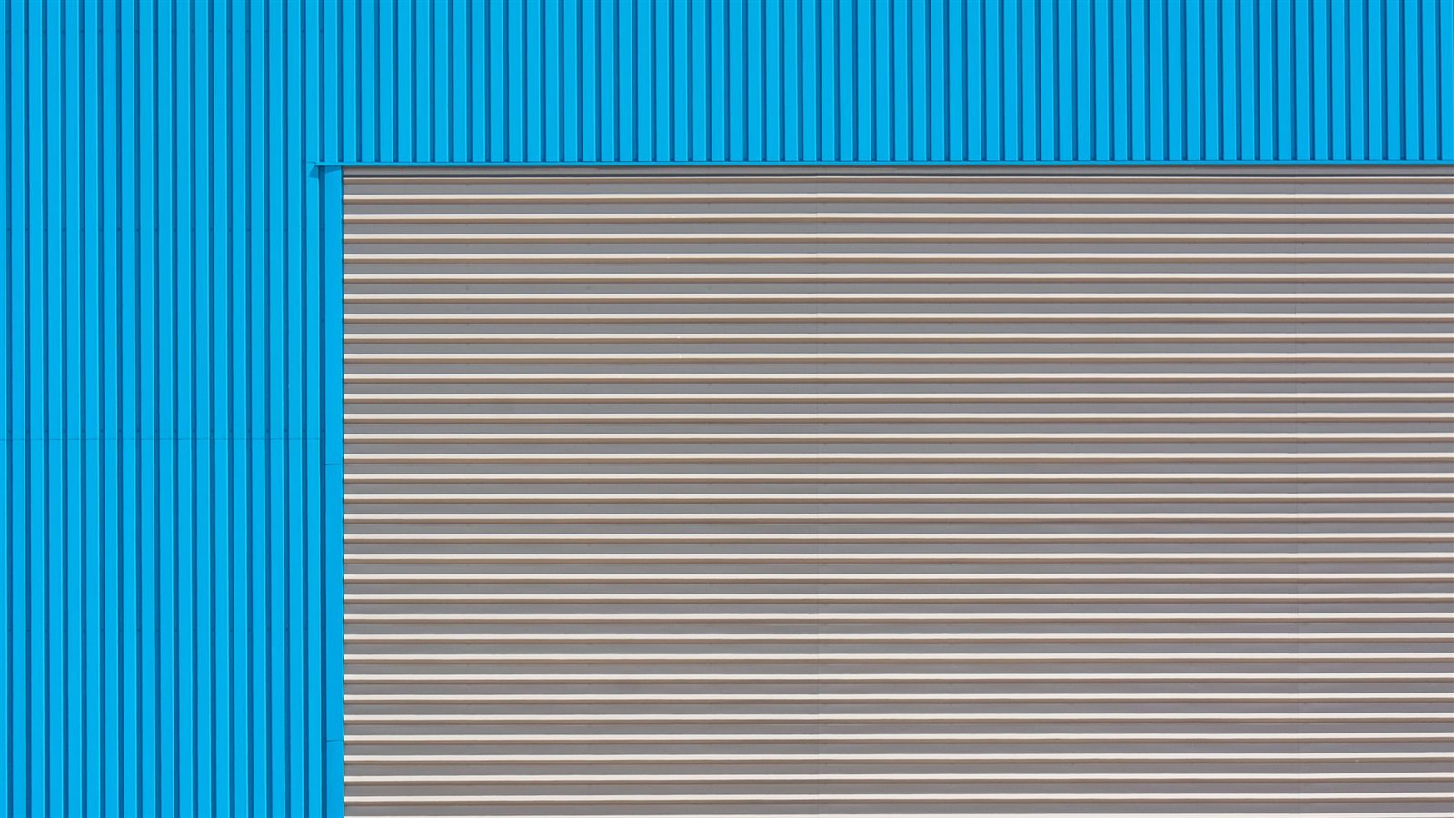 Roller shutter closing a store opening in a steel clad wall