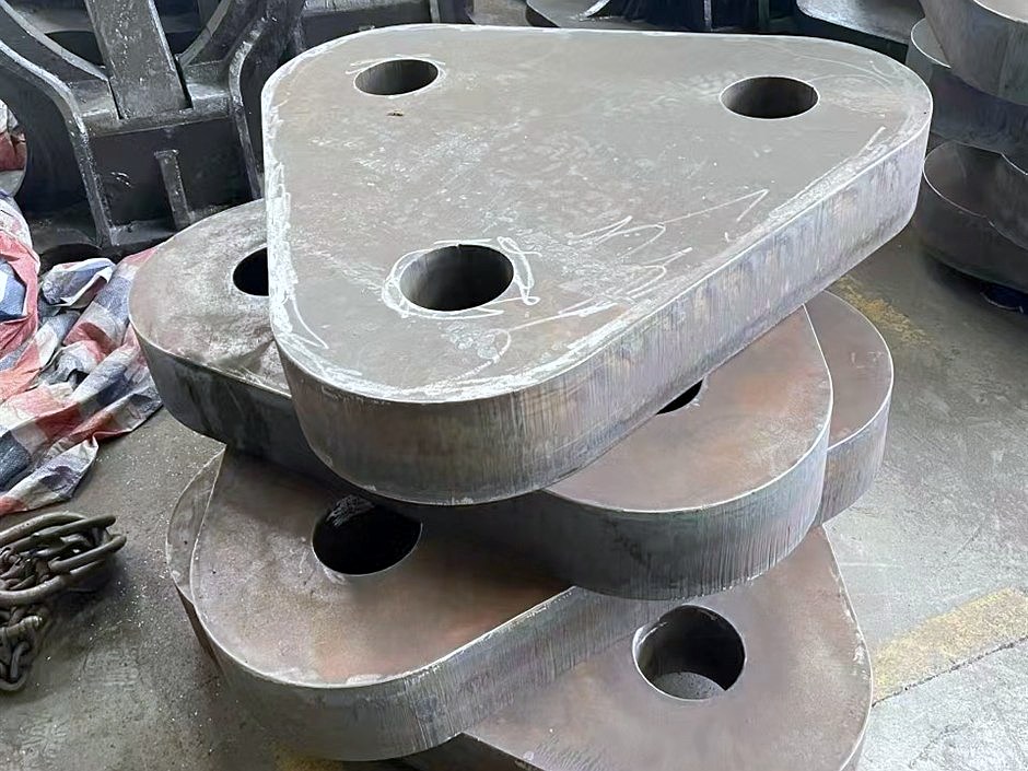 Tri-plates stacked in front of stockless anchors